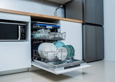 Beyaz mutfak ve temiz bulaşıklarla bulaşık makinesi..