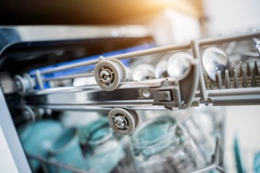 Beyaz mutfak ve temiz bulaşıklarla bulaşık makinesi..