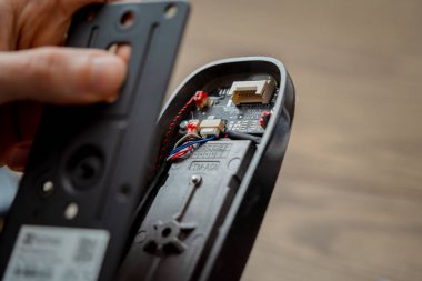 Bir teknisyen ev koruması için akıllı elektronik kapı kilidi kurar ve monte eder..