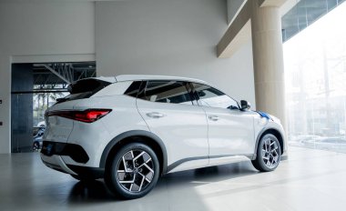 PHUKET, THAILAND- 15 HAZİRAN 2024: Tayland 'daki BYD elektrikli araba galerisi. Hayalini kur..