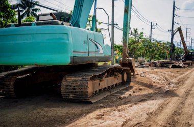 İnşaat alanında özel makineleri olan büyük bir yol şantiyesi.