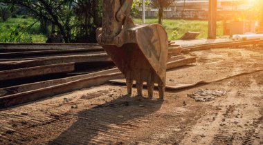 İnşaat alanında özel makineleri olan büyük bir yol şantiyesi.