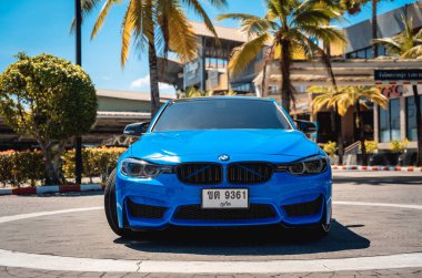 PHUKET, THAILAND 25 ARALIK 2023: güzel mavi BMW M3 serisi otoparkta 
