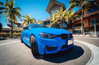 PHUKET, THAILAND 25 ARALIK 2023: güzel mavi BMW M3 serisi otoparkta 