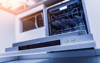 Beyaz mutfak ve temiz bulaşıklarla bulaşık makinesi..