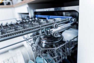 Beyaz mutfak ve temiz bulaşıklarla bulaşık makinesi..