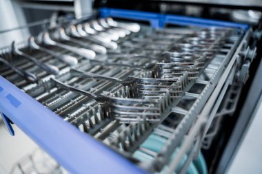 Beyaz mutfak ve temiz bulaşıklarla bulaşık makinesi..