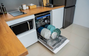 Beyaz mutfak ve temiz bulaşıklarla bulaşık makinesi..