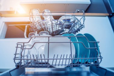 Beyaz mutfak ve temiz bulaşıklarla bulaşık makinesi..