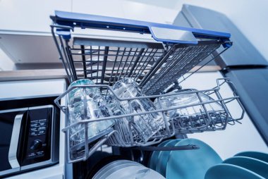 Beyaz mutfak ve temiz bulaşıklarla bulaşık makinesi..