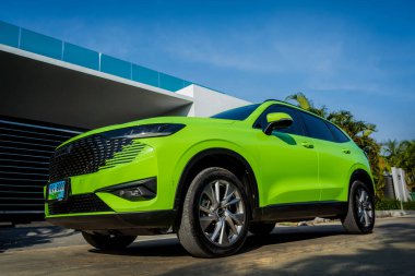PHUKET, THAILAND 25 ARALIK 2023: yeşil GWM Haval H6 Tayland sokaklarında