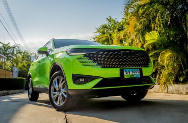 PHUKET, THAILAND 25 ARALIK 2023: yeşil GWM Haval H6 Tayland sokaklarında