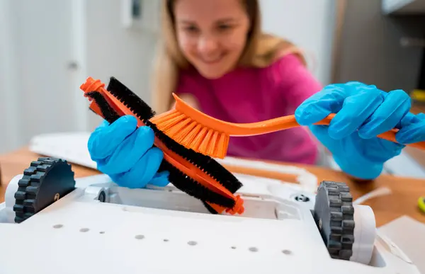 Een Jonge Vrouw Reinigt Een Robot Stofzuiger Van Vuil Het — Stockfoto