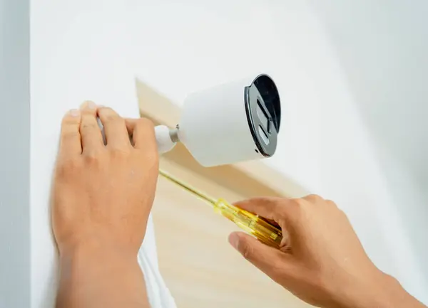 Technicien Installe Une Caméra Surveillance Dans Appartement Moderne — Photo