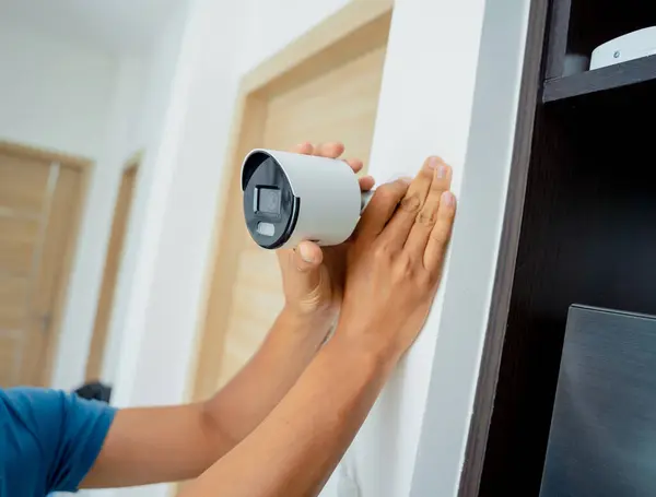 Technicien Installe Une Caméra Surveillance Dans Appartement Moderne — Photo