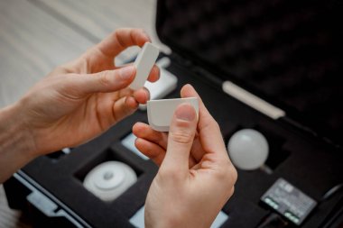 Bir teknisyen akıllı ev sisteminin demo kiti ile çalışır..