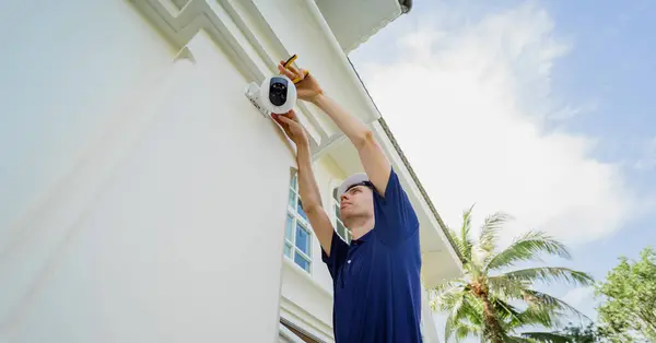 Техник Устанавливает Камеру Видеонаблюдения Фасаде Жилого Здания — стоковое фото
