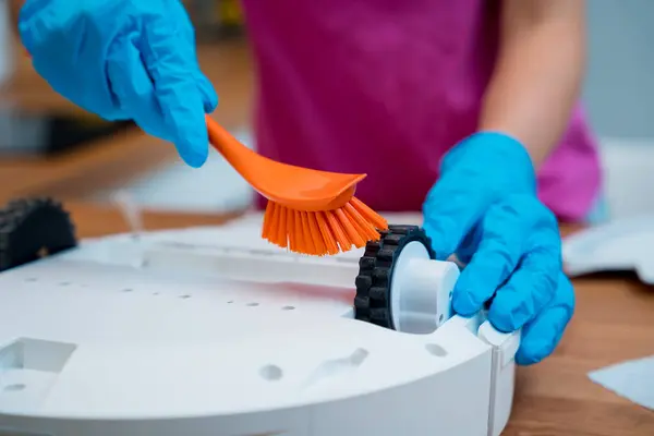Una Joven Limpia Una Aspiradora Robot Suciedad Después Limpieza —  Fotos de Stock