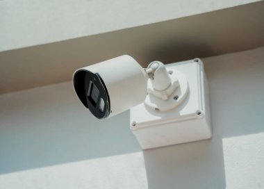 Bir apartmanın duvarındaki modern CCTV kamerası..