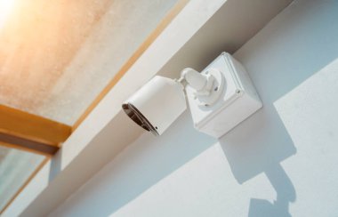 Bir apartmanın duvarındaki modern CCTV kamerası..