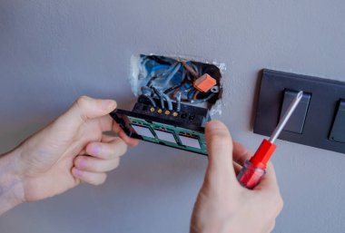 Modern villaya sensör lambası takan teknisyen..