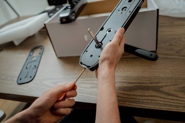 Bir teknisyen ev koruması için akıllı elektronik kapı kilidi kurar ve monte eder..