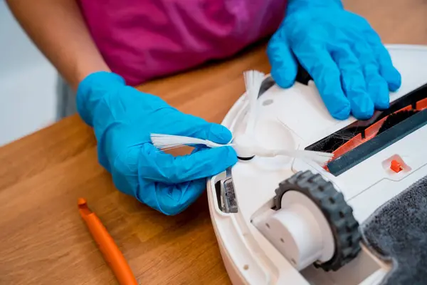 Una Joven Limpia Una Aspiradora Robot Suciedad Después Limpieza —  Fotos de Stock