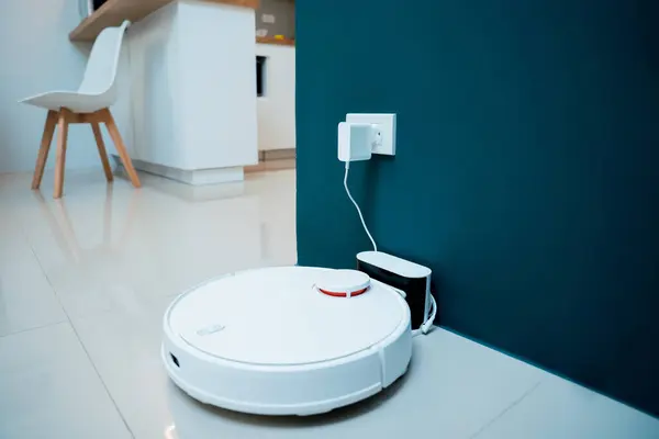 Evde Bir Robot Elektrikli Süpürge Şarj Istasyonuna Doğru Ilerliyor — Stok fotoğraf