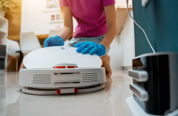 Young Woman Cleans Robot Vacuum Cleaner Dirt Cleaning — Stock Photo, Image