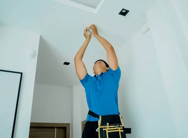 Technicien Installant Détecteur Sécurité Incendie Dans Appartement Moderne — Photo