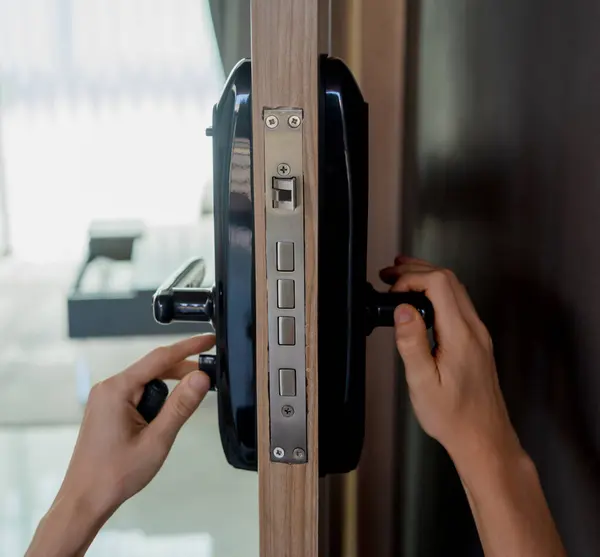 Ein Techniker Installiert Ein Modernes Intelligentes Türschloss Der Holztür — Stockfoto