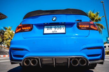 PHUKET, THAILAND 25 ARALIK 2023: güzel mavi BMW M3 serisi otoparkta 