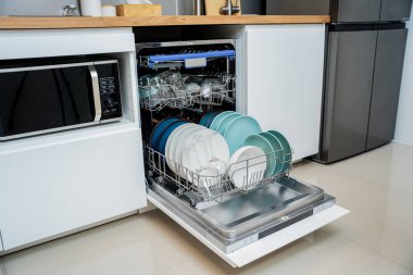 Beyaz mutfak ve temiz bulaşıklarla bulaşık makinesi..