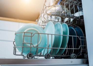 Beyaz mutfak ve temiz bulaşıklarla bulaşık makinesi..