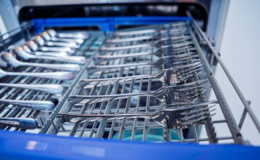 Beyaz mutfak ve temiz bulaşıklarla bulaşık makinesi..