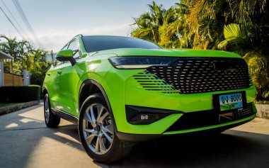 PHUKET, THAILAND 25 ARALIK 2023: yeşil GWM Haval H6 Tayland sokaklarında