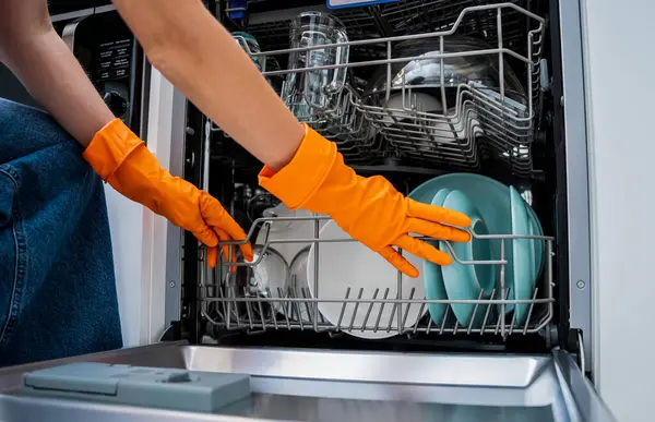 Genç Kadın Bulaşık Makinesinden Bulaşıkları Çıkarıyor — Stok fotoğraf