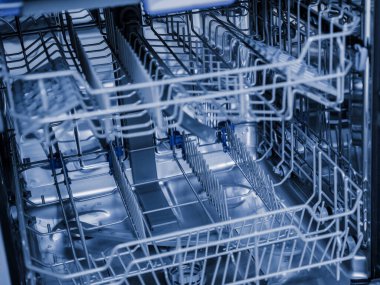 Beyaz mutfak ve temiz bulaşıklarla bulaşık makinesi..