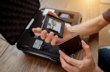 Bir teknisyen akıllı ev sisteminin demo kiti ile çalışır..