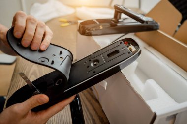 Bir teknisyen ev koruması için akıllı elektronik kapı kilidi kurar ve monte eder..