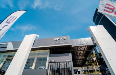 PHUKET, THAILAND- 15 HAZİRAN 2024: Tayland 'daki BYD elektrikli araba galerisi. Hayalini kur..