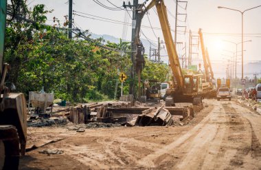 İnşaat alanında özel makineleri olan büyük bir yol şantiyesi.
