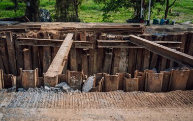 İnşaat alanında özel makineleri olan büyük bir yol şantiyesi.