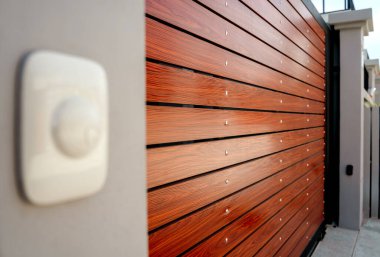 Modern villanın otomatik sürgülü ön kapısı.