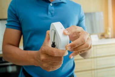 Bir teknisyen modern bir daireye güvenlik alarmı yerleştiriyor.