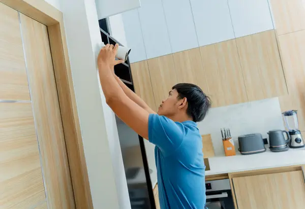 Technician Installs Cctv Camera Modern Apartment — Stock Photo, Image