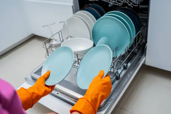 Jeune Femme Prend Vaisselle Machine Laver Vaisselle — Photo