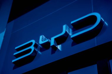 PHUKET, THAILAND- 15 HAZİRAN 2024: Tayland 'daki BYD elektrikli araba galerisi. Hayalini kur..