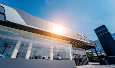 PHUKET, THAILAND- 15 HAZİRAN 2024: Tayland 'daki BYD elektrikli araba galerisi. Hayalini kur..