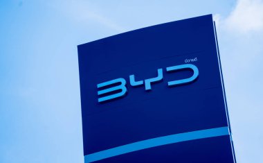 PHUKET, THAILAND- 15 HAZİRAN 2024: Tayland 'daki BYD elektrikli araba galerisi. Hayalini kur..